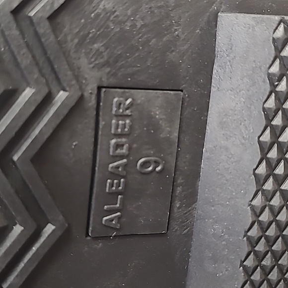 ALEADER Women's Waterproof Snow Boot, Black, Size 9 - Picture 6 of 8